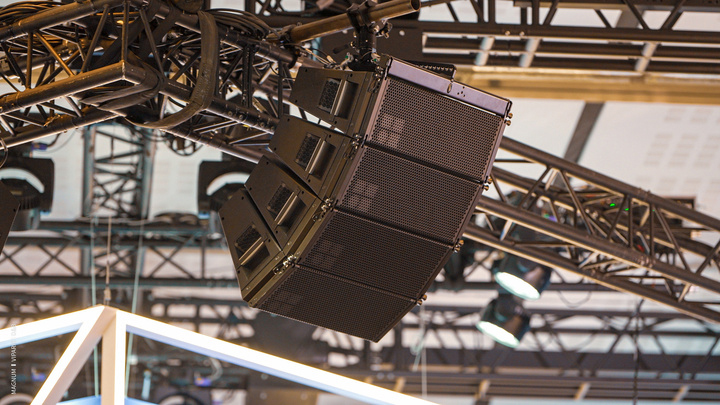 Inside the Les Salles du Carrousel.