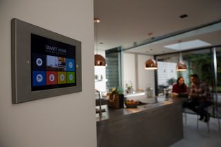 Adobe Stock © KOTO; Smart-Home-Kontrolle erlaubt flotte Bedienung der Hauselektronik und Einsicht nach Belieben