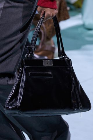 Prada musim semi/panas 2025