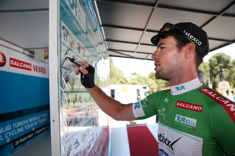 Mark Cavendish (Etixx-Quick Step) signs on
