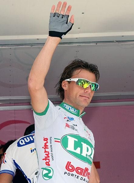 Danilo Di Luca (LPR Brakes) waves to the tifosi as he as signs in.