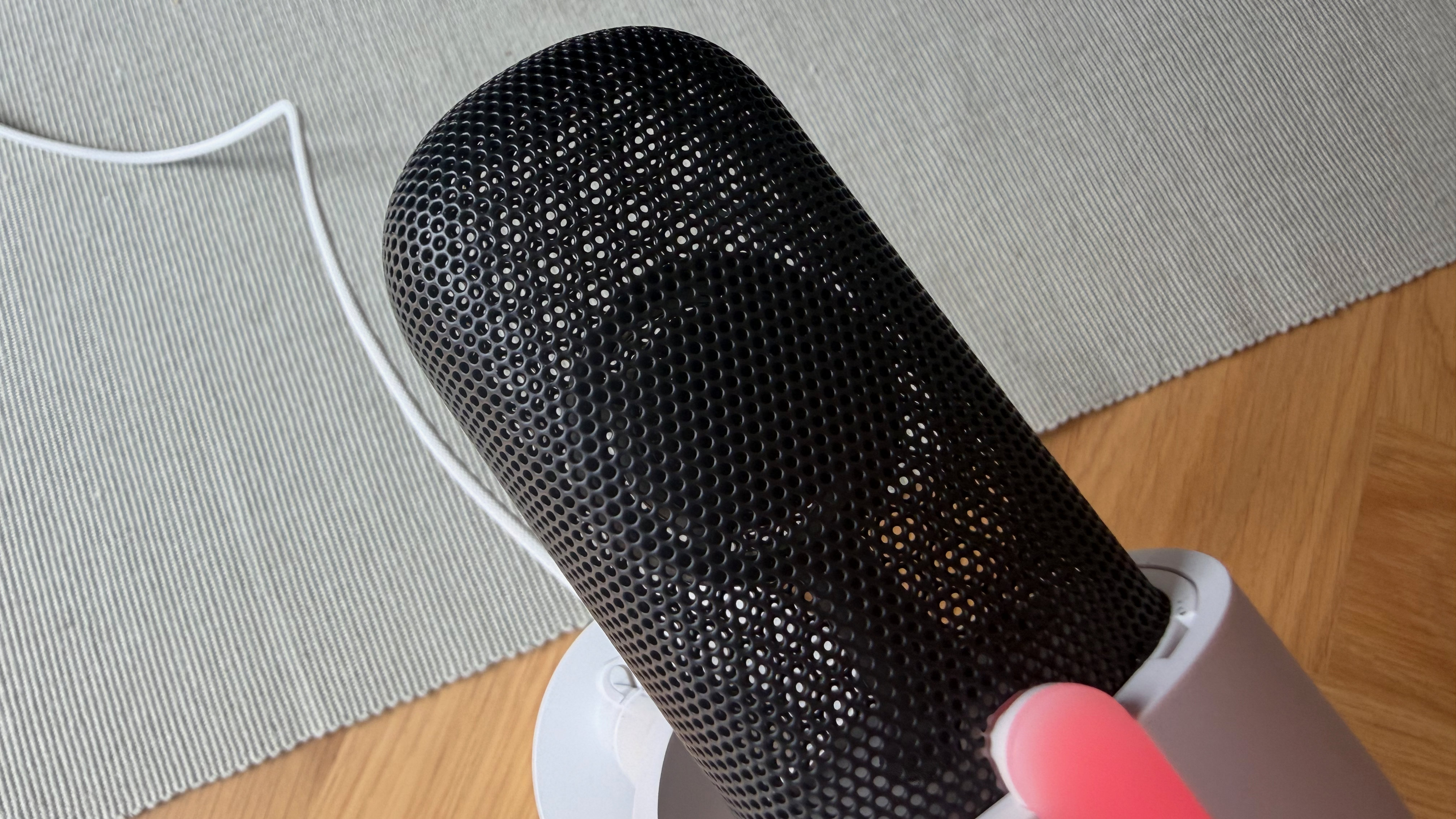 The capsule and grille of the Elgato Wave Neo
