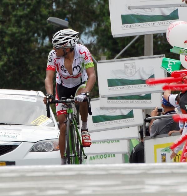 Javier Gonzalez (EPM-UNE) looks over his shoulder