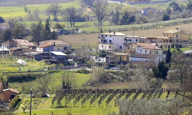 The peloton rolls along during stage 6 at Tirreno-Adriatico, the final road stage of the 2014 edition