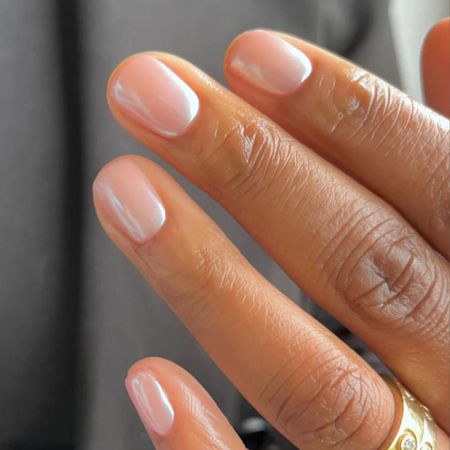 A short chrome manicure