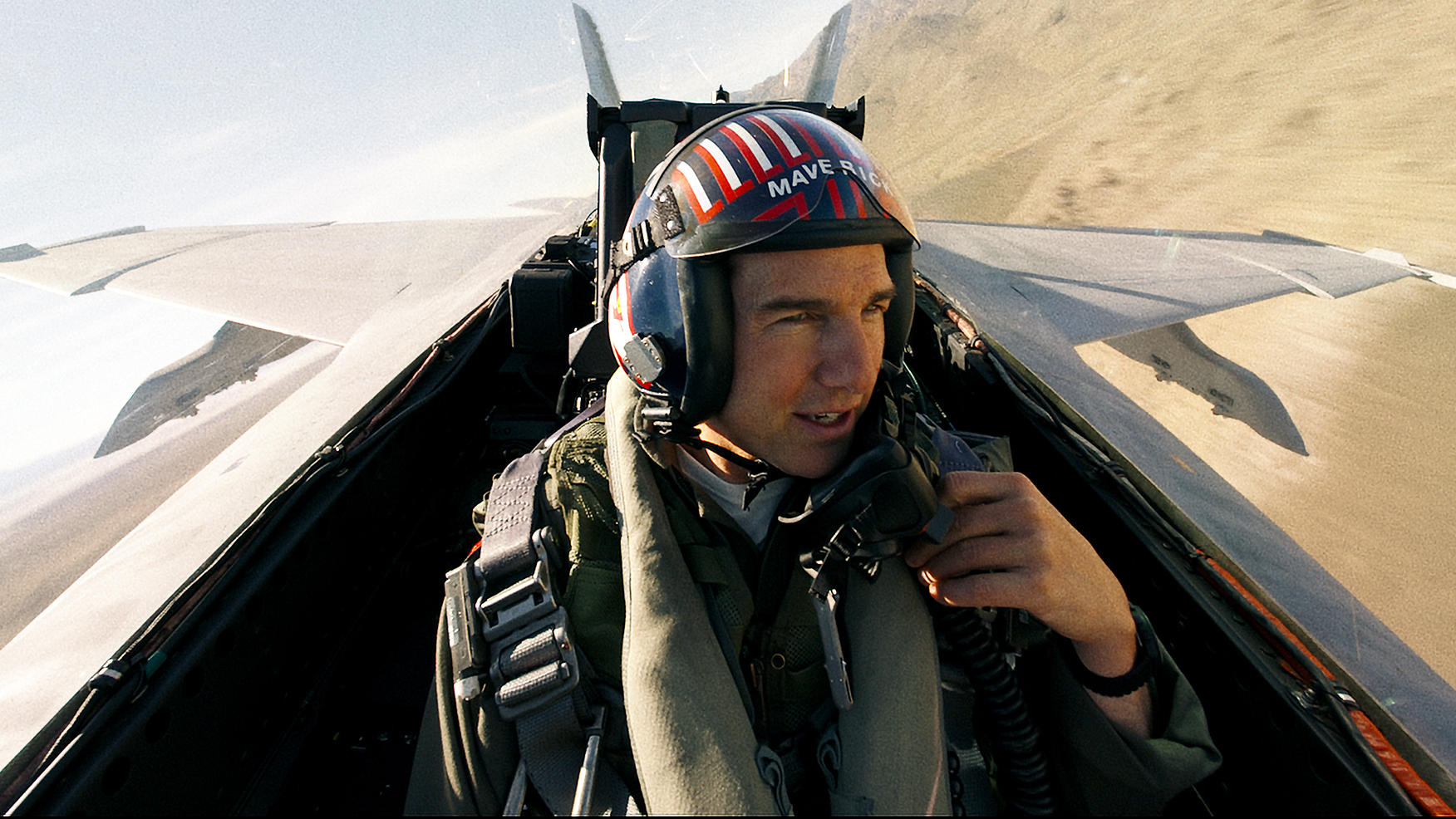 Tom Cruise als Maverick, der einen Jet fliegt, in Top Gun: Maverick