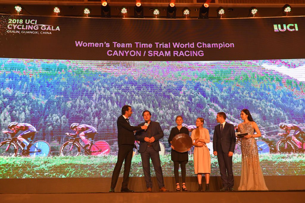 Ronny Lauke says a few words as Canyon-SRAM receive the award for the women's TTT world title
