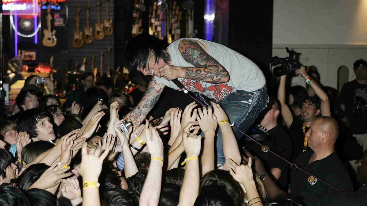 Bring Me The Horizon em apresentação da fase inicial