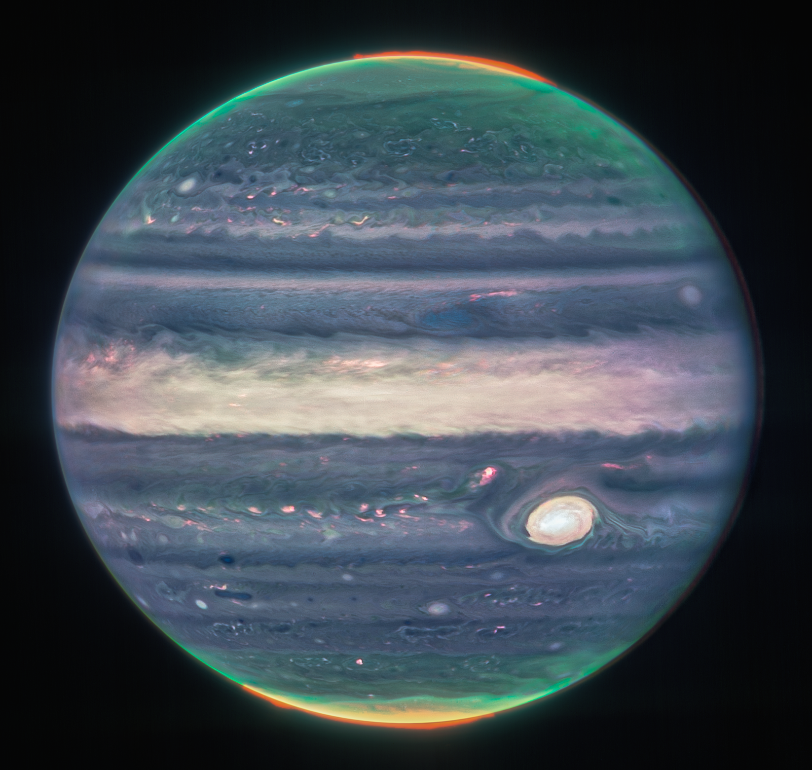 Webb'in NIRCam'ı tarafından çekilen Jüpiter'in birleşik görüntüsü;  kutupların etrafındaki turuncu parıltı auroradır.