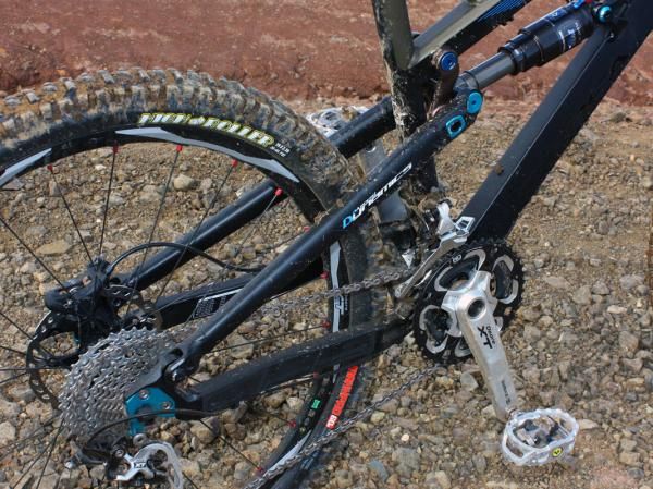 Tire clearance is fairly tight on the sides with big 2.35"-wide Maxxis tires installed but there's a good amount of room in the radial direction for mud to pass through.