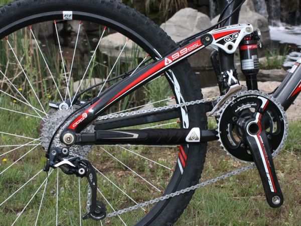 The compact rear end is light yet impressively stiff for reliable wheel tracking in technical terrain.
