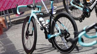 サイモン・イェーツの自転車に新しい車輪が付いている