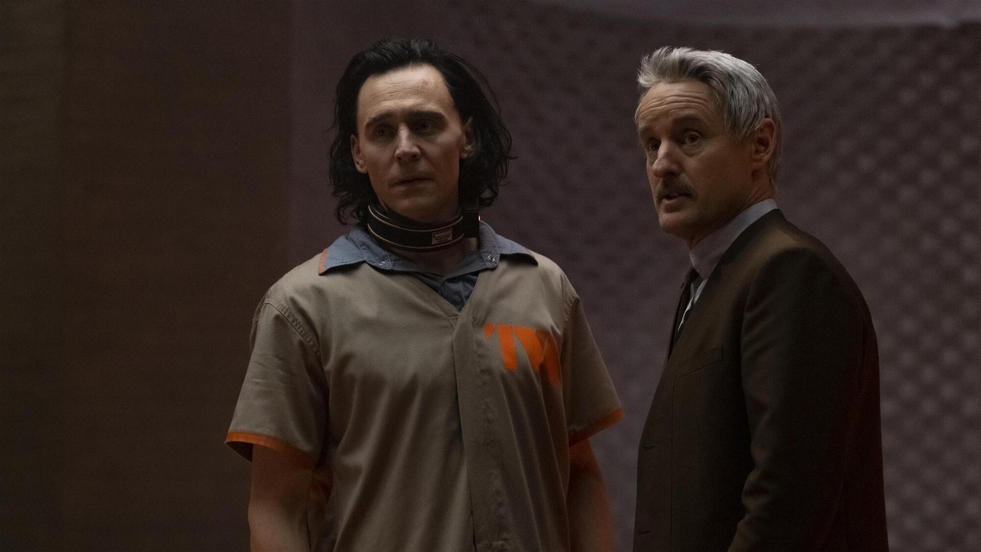 Tom Hiddleston dan Owen Wilson sebagai Loki dan Mobius di Loki episode 1