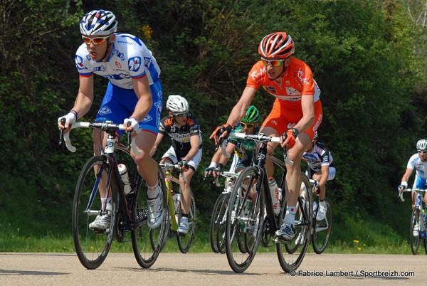 C&eacute;dric Pineau (FDJ) and Florian Le Corre (Roubaix Lille Metropole).