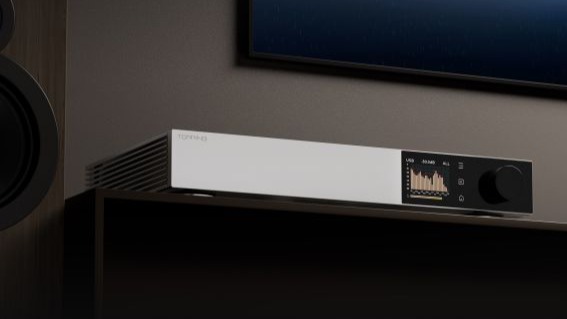 Topping D900 DAC/preamplifier in silver front panel shot
