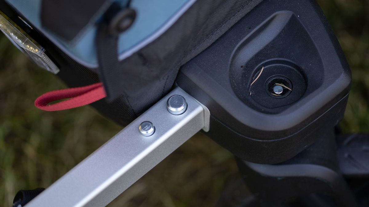 Thule Courier bike arm release system