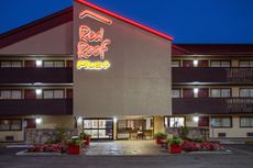 A red roof Plus hotel