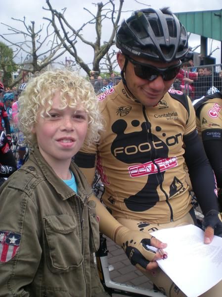 A young Dutch fan meets Footon-Servetto rider Michele Merlo at the start of stage two of the Giro d'Italia in Amsterdam.