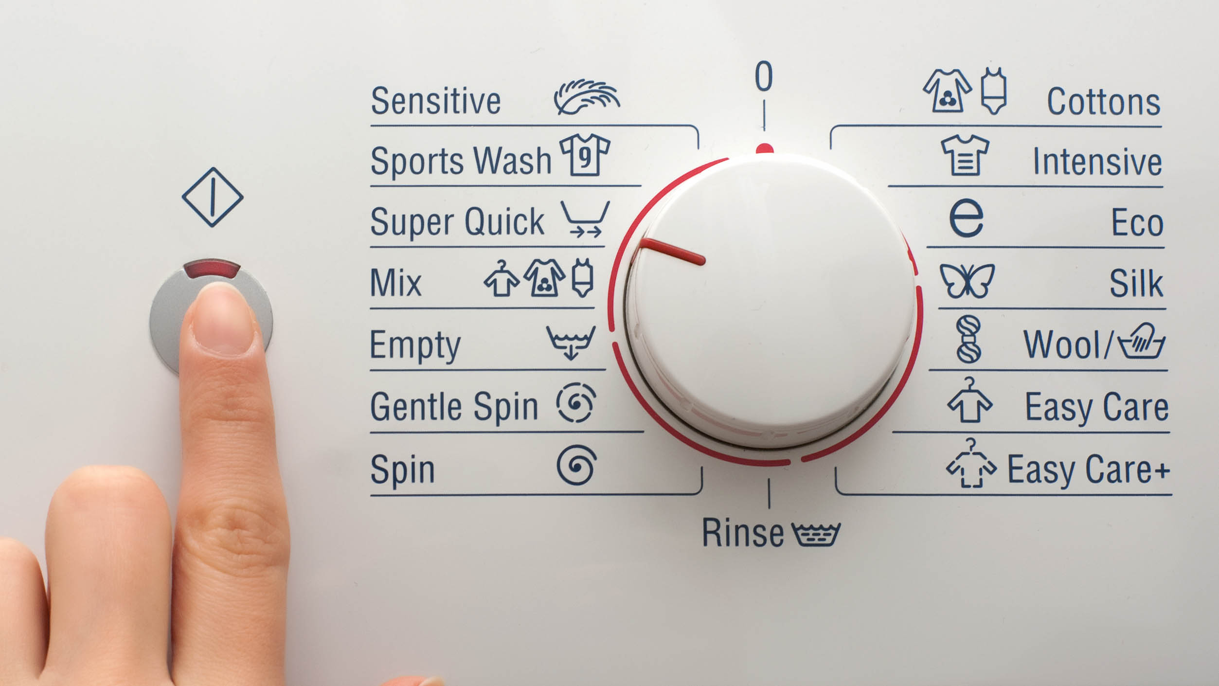 На панели управления стиральной машины установлен режим быстрой стирки.