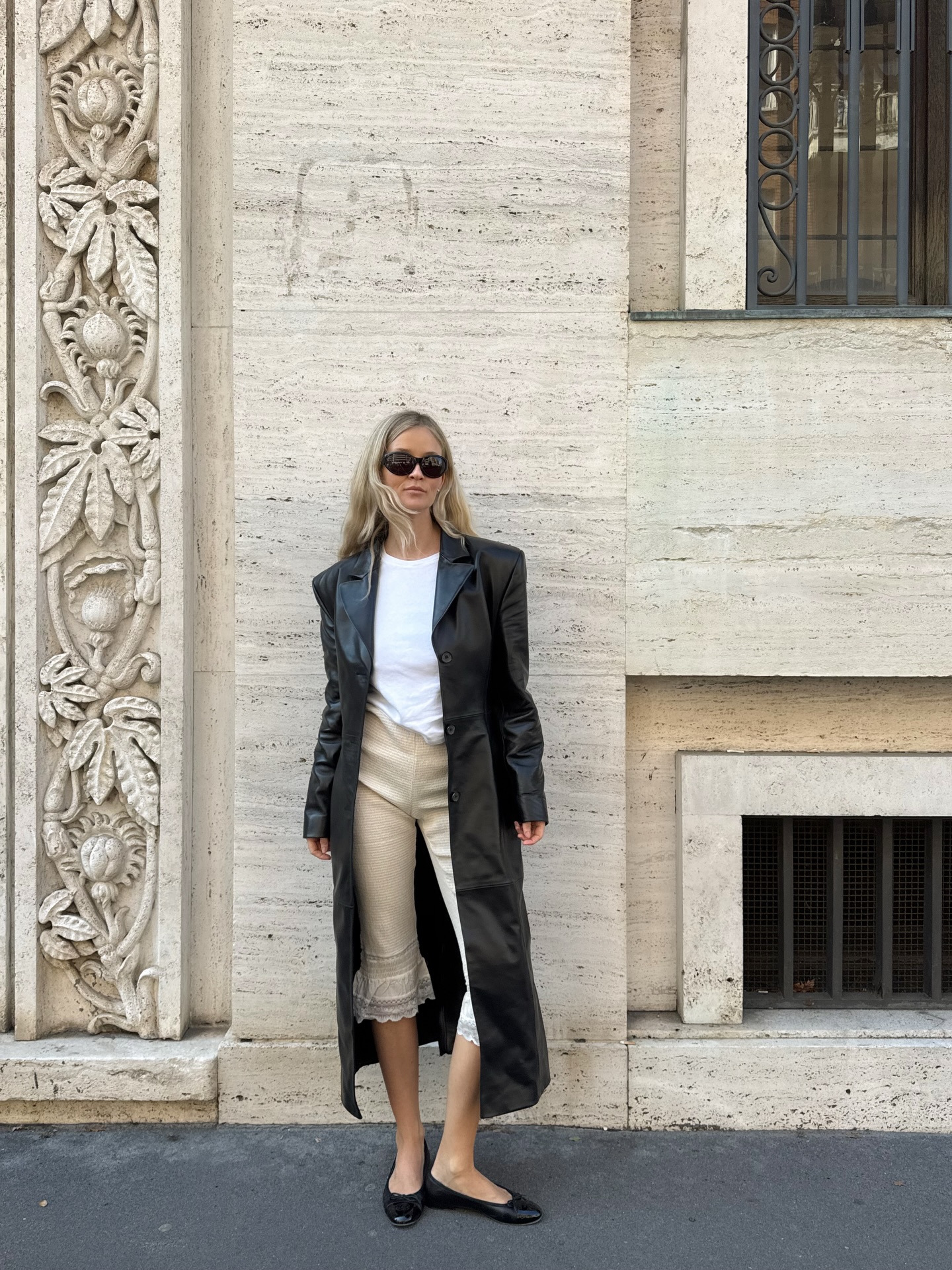 An image of @josefinehj wearing capri leggings with ballet flats.