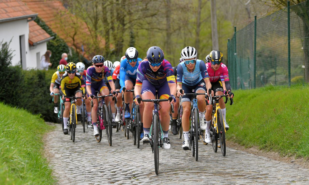 The women&#039;s peloton at the 2021 Tour of Flanders