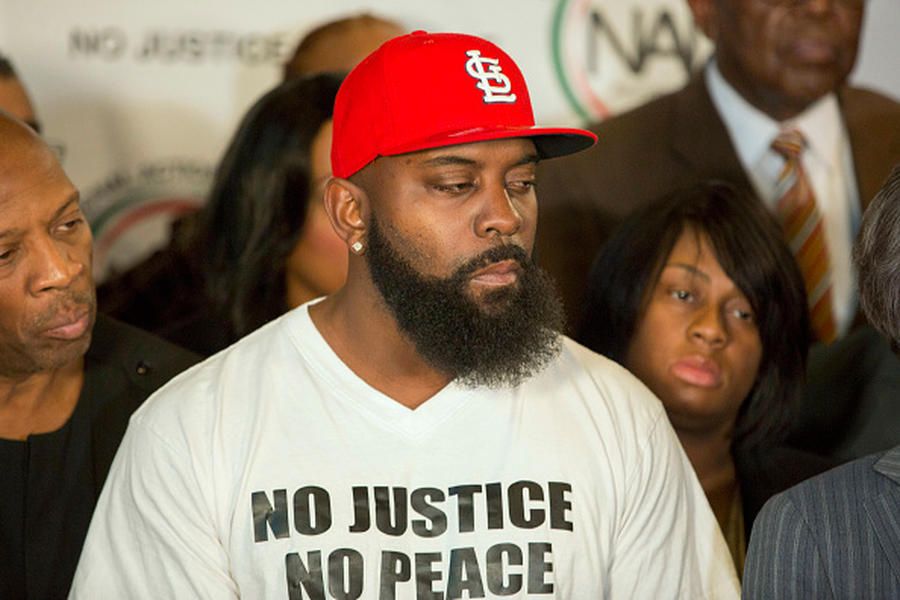 Michael Brown grand juror sues prosecutor over gag order