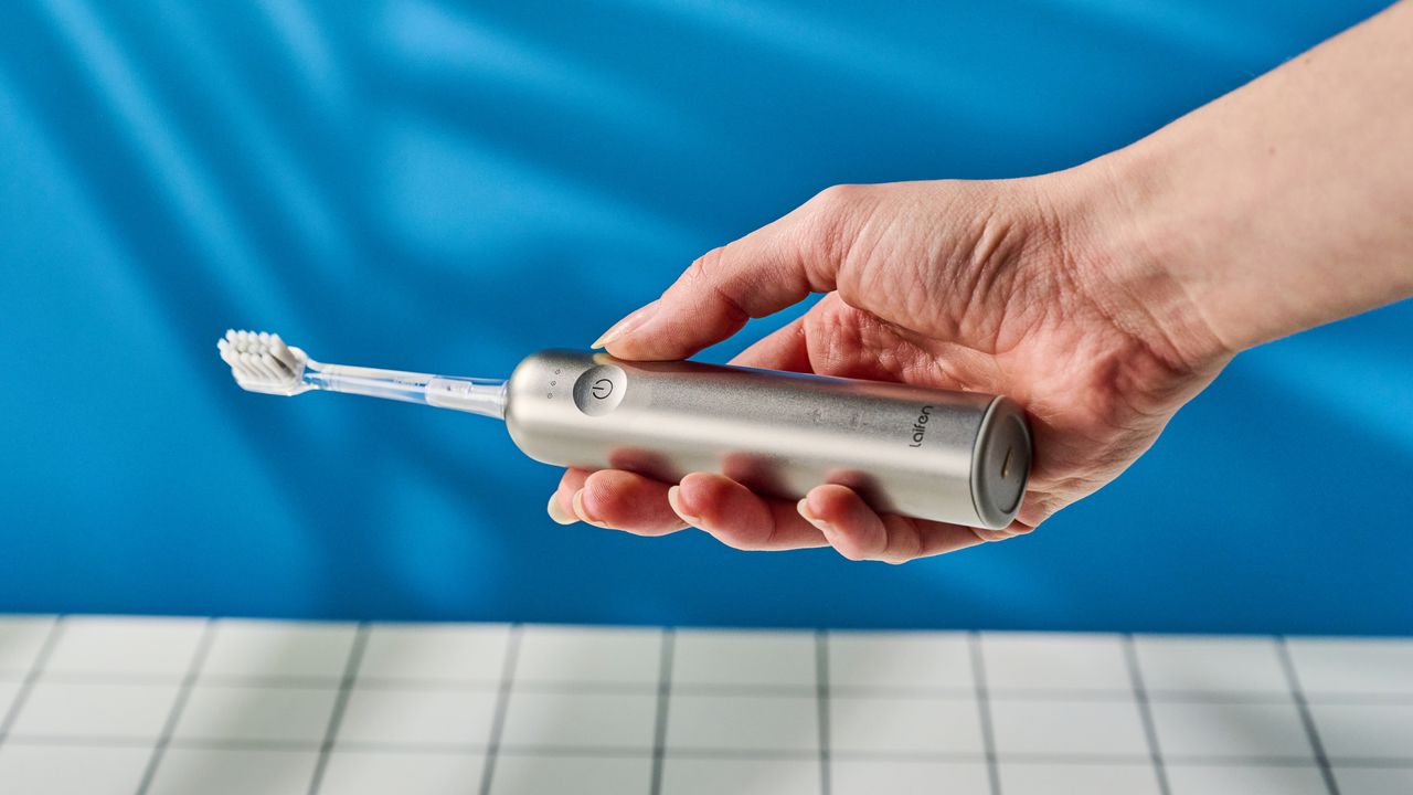 the laifen wave electric toothbrush with a white gum cleaning brush head