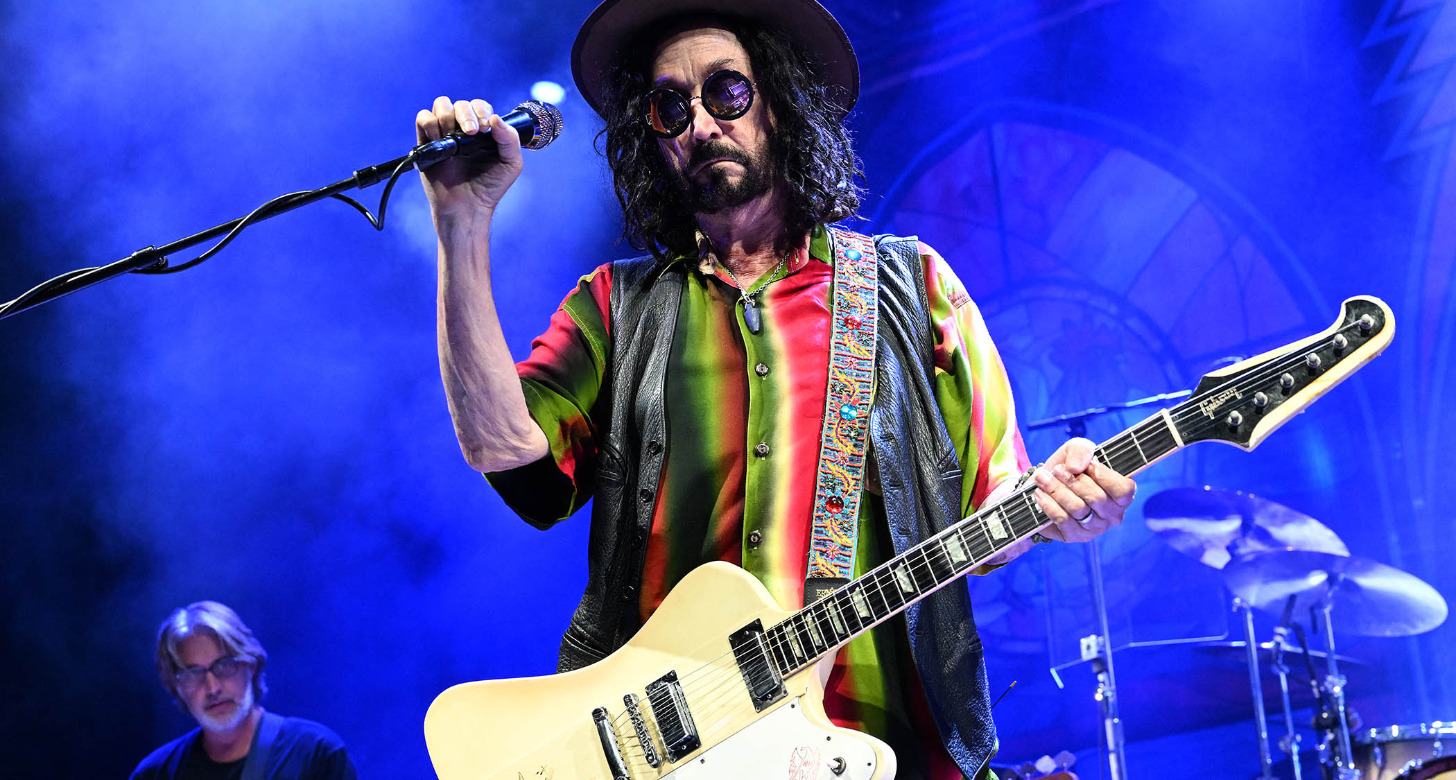 Mike Campbell addresses the crowd during a show with The Dirty Knobs.
