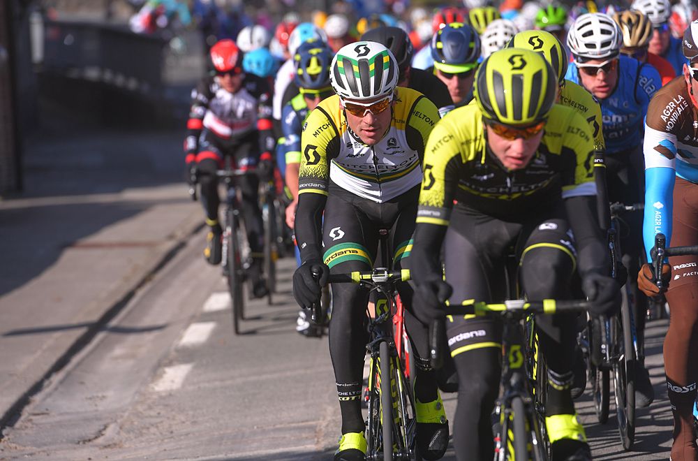 Omloop Het Nieuwsblad Elite the pack together