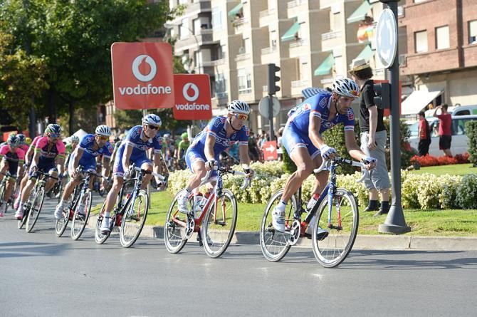 FDJ.fr organize at the front of the field during stage 12