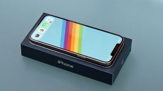 Ein iPhone 12 Pro Max liegt auf seiner Box