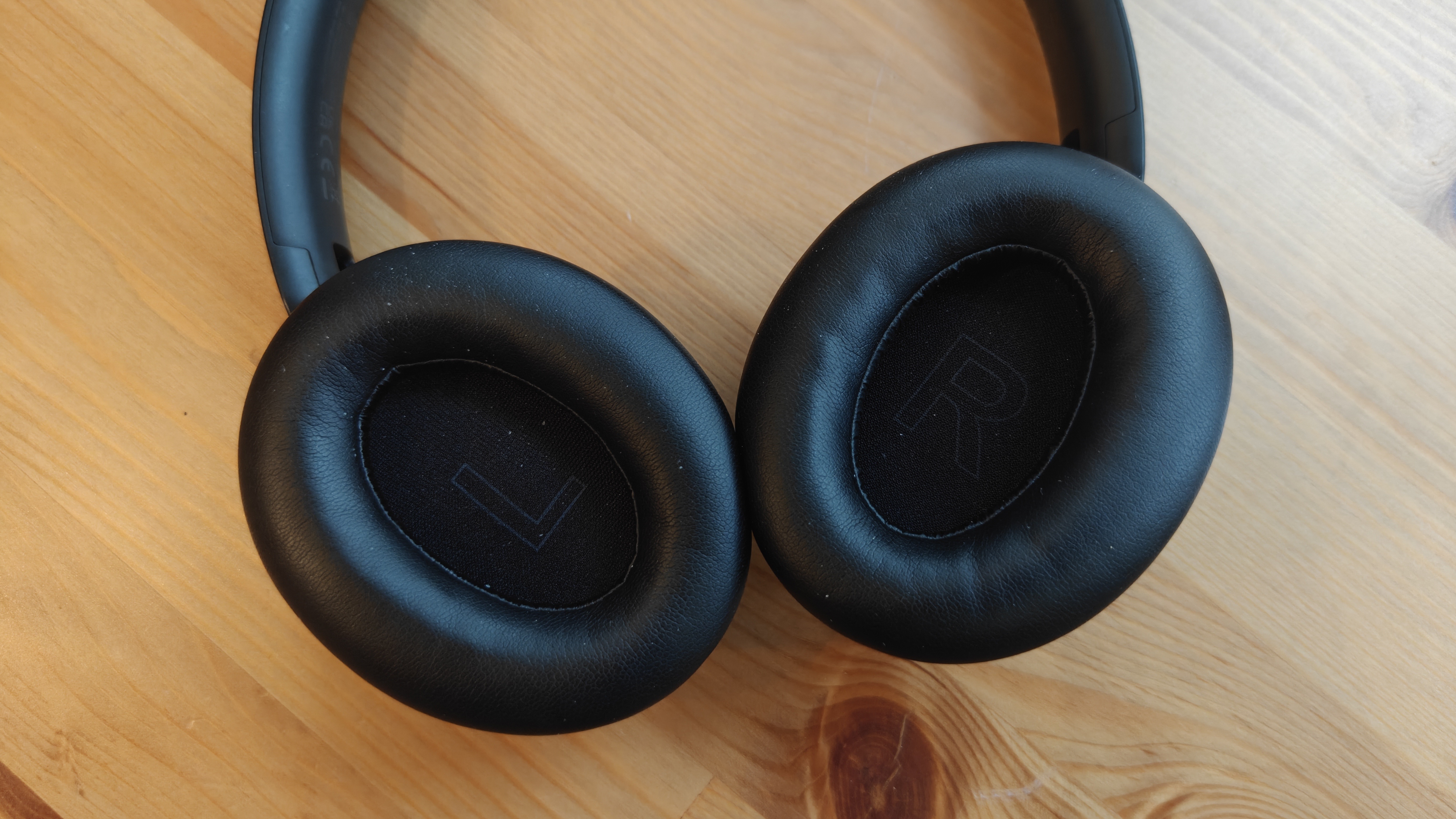 OneOdio Focus A1 Pro على طاولة خشبية.