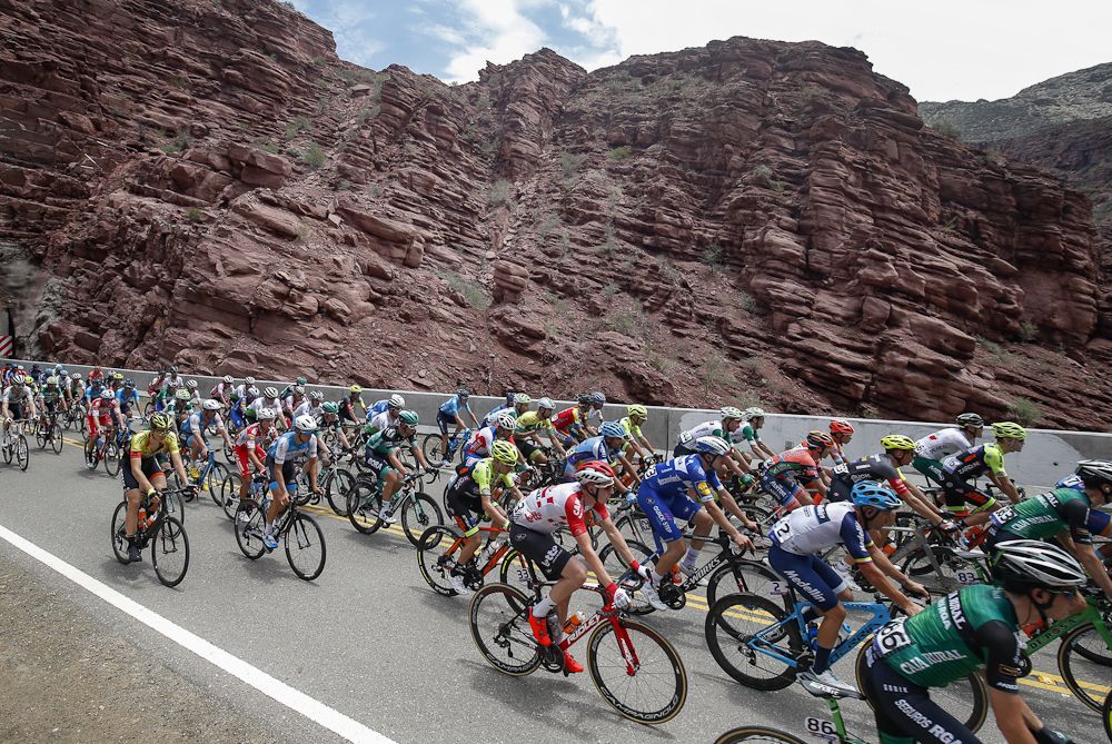 The peloton en route to Villa San Agust&iacute;n during stage 4 in San Juan