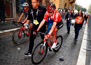 Tom Dumoulin is pushed by a soigneur towards his team bus in Frascati on the 2019 Giro d'Italia.