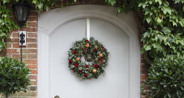 圣诞节的门装饰创意:用花环装饰门