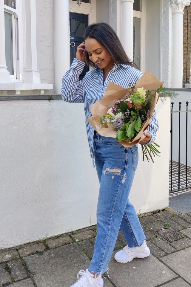 Best Petite Cropped Jeans @jazzriaharris wearing a striped shirt, ripped cropped jeans and white trainers