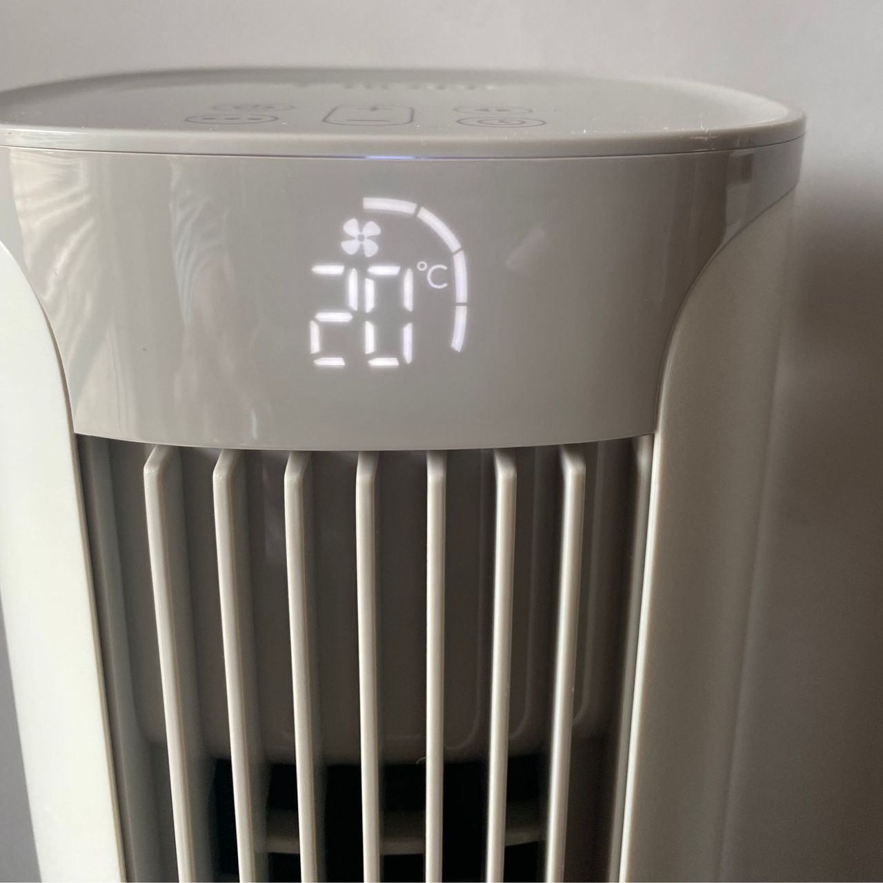 Ambient temperature display on the front of the small Meaco Sefte Tower Fan