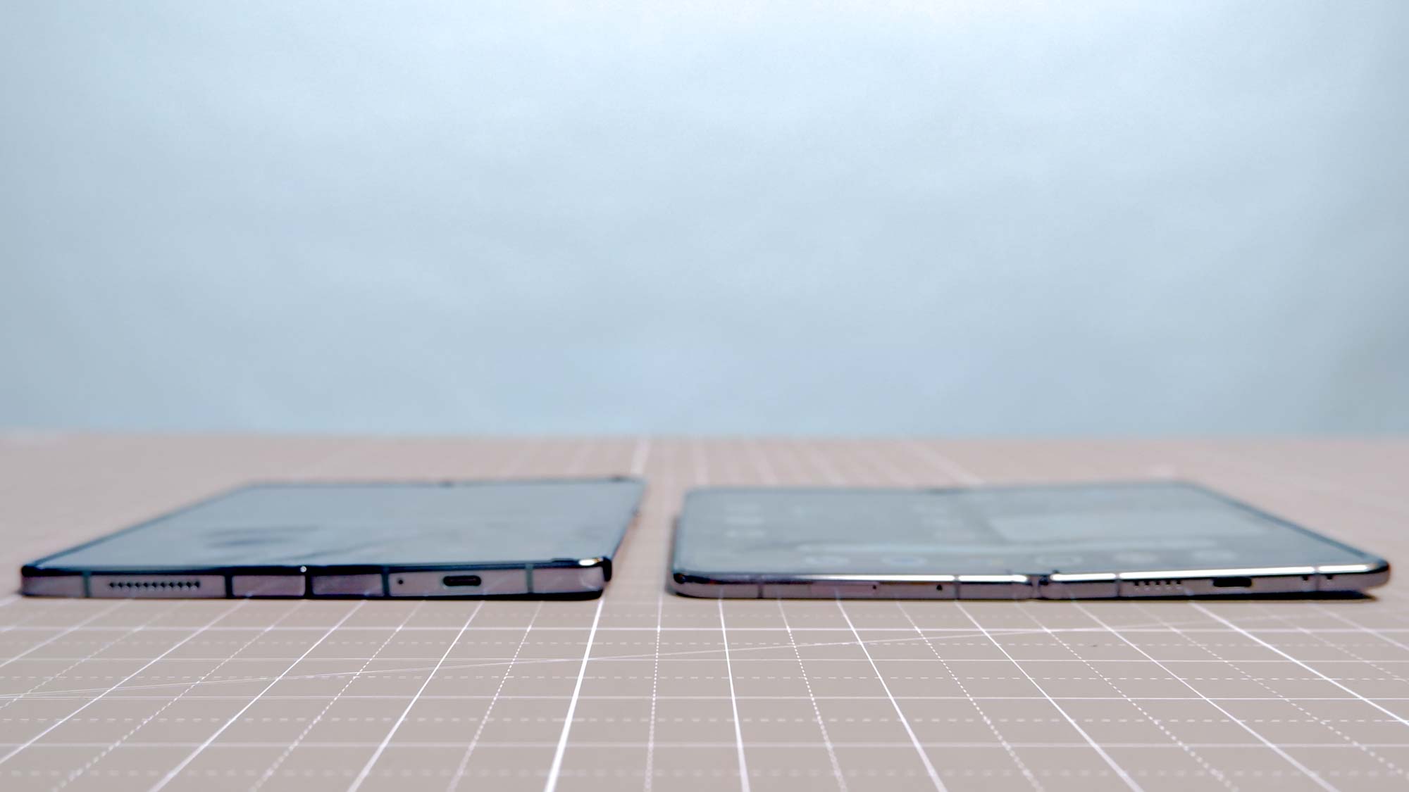 Samsung Galaxy Z Fold 4 und Google Pixel Fold auf dem Tisch mit Profil und Dicke