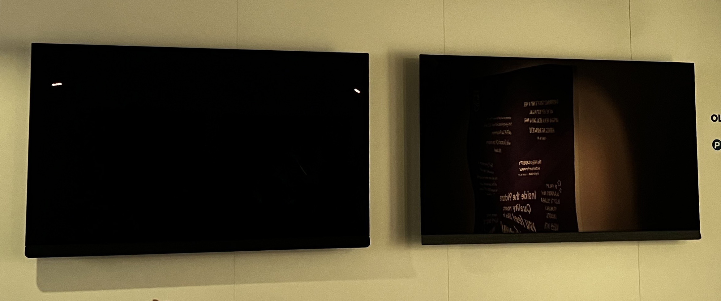Philips OLED908 on the left without glare, Philips OLED907 TV on the right with strong reflections
