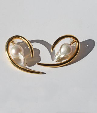 gold earrings with pearls in