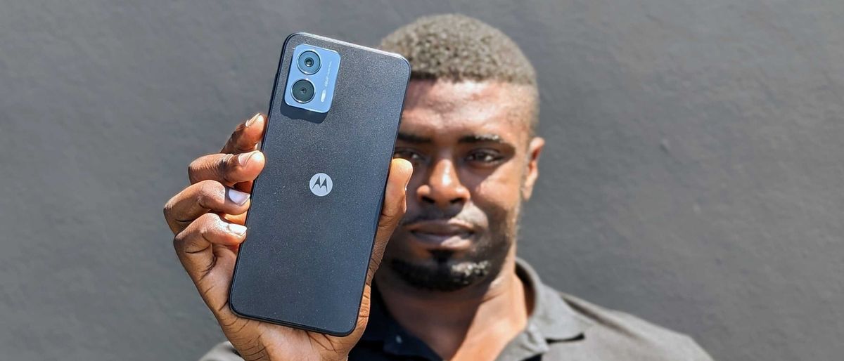 Holding the Moto G 5G (2023)