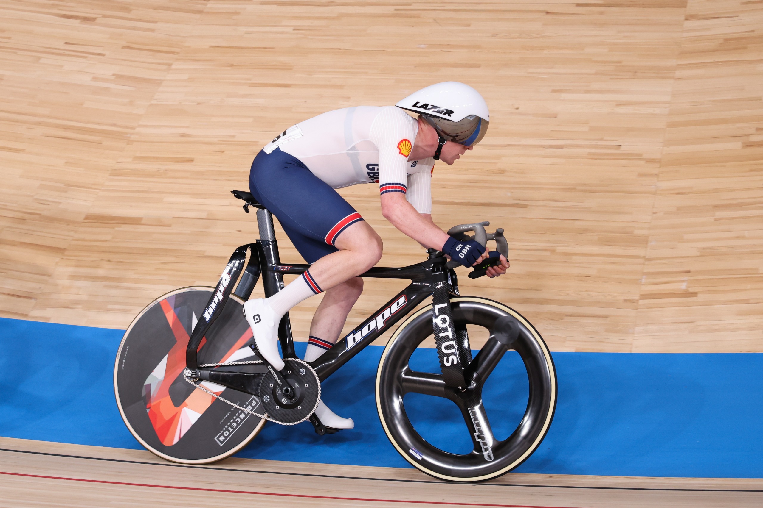 Matthew Bostock competing in the scratch race