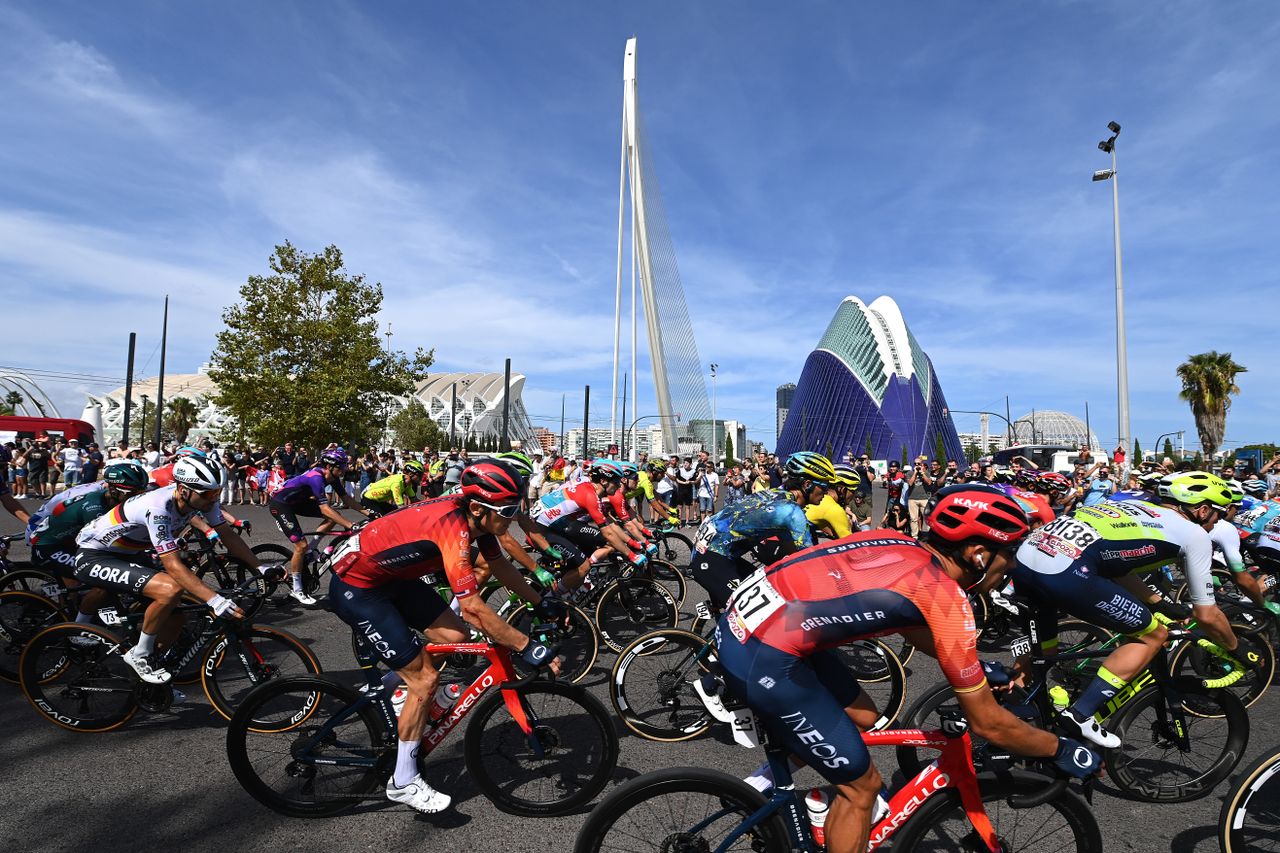 Peloton passes through Valencia at the Vuelta a España