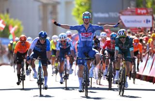 OUREM PORTUGAL AGOSTO 18 Kaden Groves de Australia y Alpecin Deceuninck Team LR Corbin Strong de Nueva Zelanda e Israel Premier Tech de Bélgica y Wout van Aert de Bélgica y el equipo Wisma Lees celebran una victoria de etapa en bicicleta durante la línea de 7 puntos verdes del equipo Wisma Lees Lies. La Vuelta Ciclista a España 2024 Etapa 2, una etapa de 194 km desde Cascais a Ourem UCIWT el 18 de agosto de 2024 en Ourem Portugal Tim de WaeleGetty Images