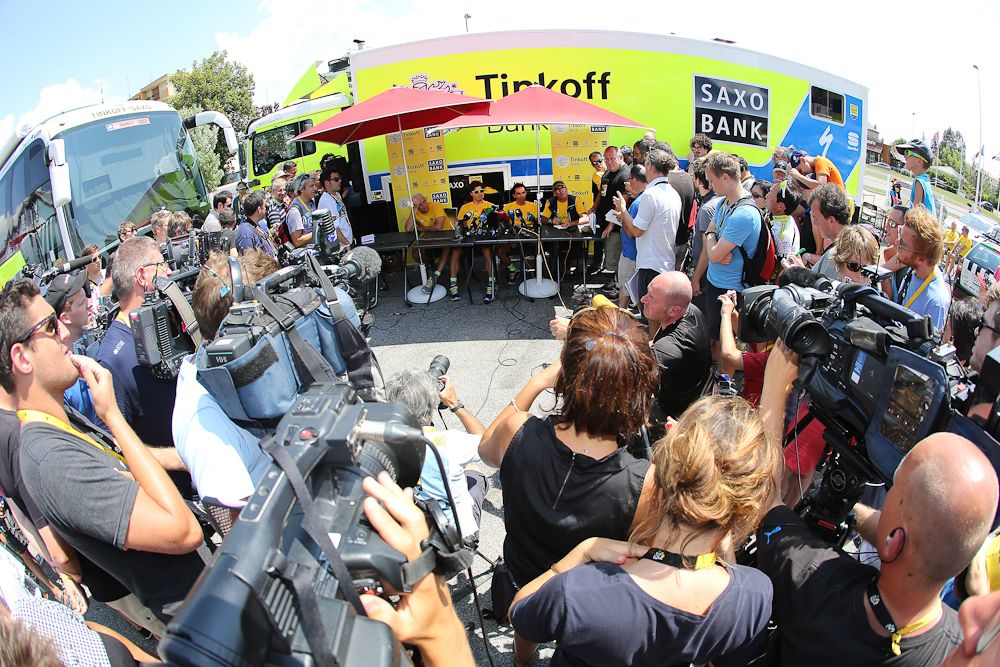 Crowds gather at the Tinkoff-Saxo press conference.