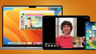 Un MacBook, iPad y iPhone sobre fondo naranja