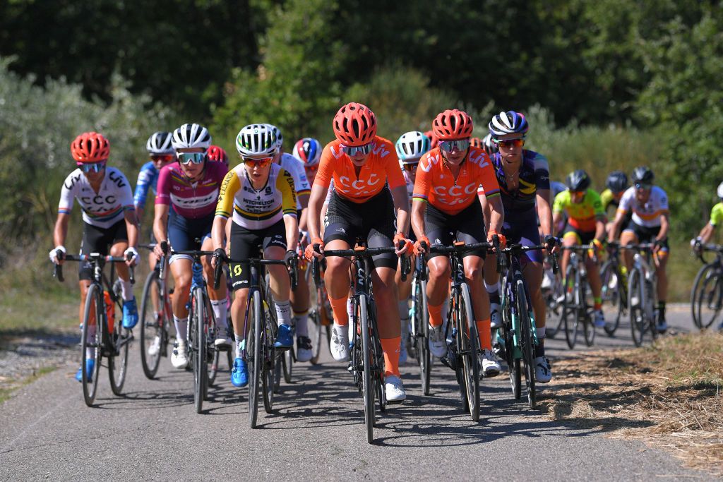 ARCIDOSSO ITALY SEPTEMBER 12 Elisabeth DeignanArmitstead of The United Kingdom and Team Trek Segafredo Pink UCI leader Jersey Amanda Spratt of Australia and Team Mitchelton Scott Pauliena Rooijakkers of The Netherlands and Team CCC Liv Marianne Vos of The Netherlands and Team CCC Liv Peloton during the 31st Giro dItalia Internazionale Femminile 2020 Stage 2 a 1248km stage from Civitella Paganico to Arcidosso GiroRosaIccrea GiroRosa on September 12 2020 in Arcidosso Italy Photo by Luc ClaessenGetty Images