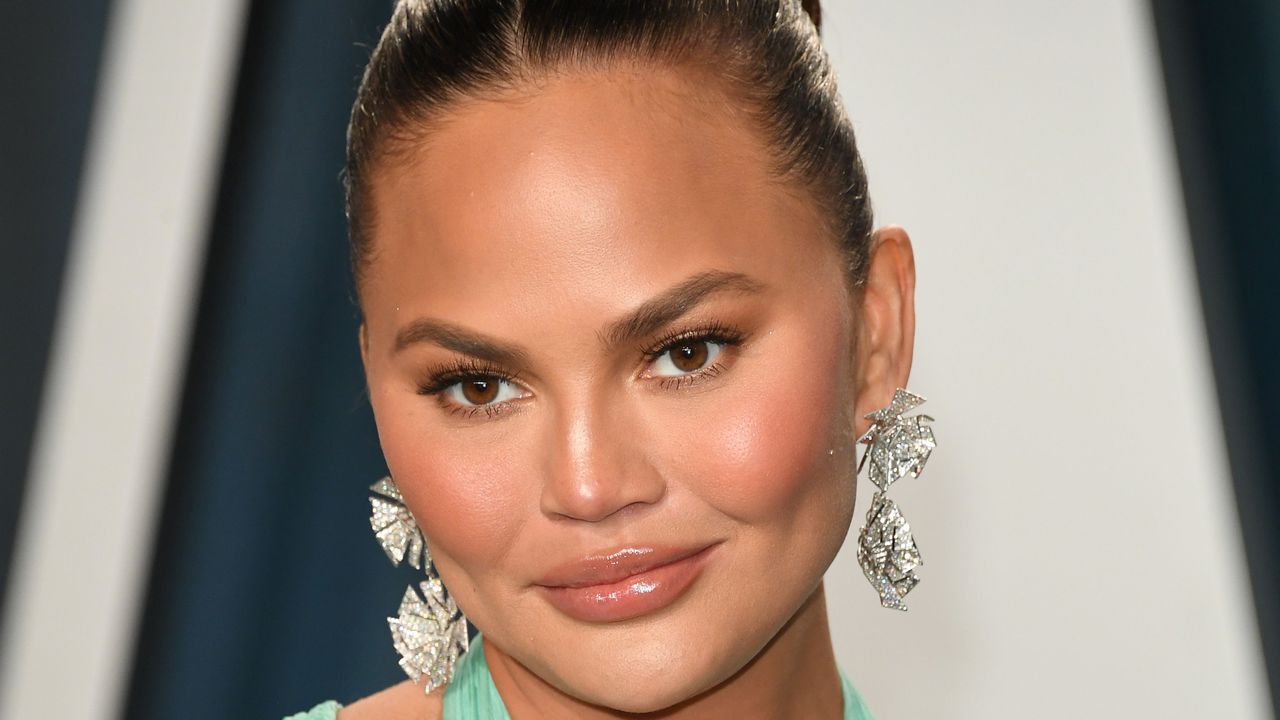 beverly hills, california february 09 christine teigen attends the 2020 vanity fair oscar party hosted by radhika jones at wallis annenberg center for the performing arts on february 09, 2020 in beverly hills, california photo by daniele venturelliwireimage,