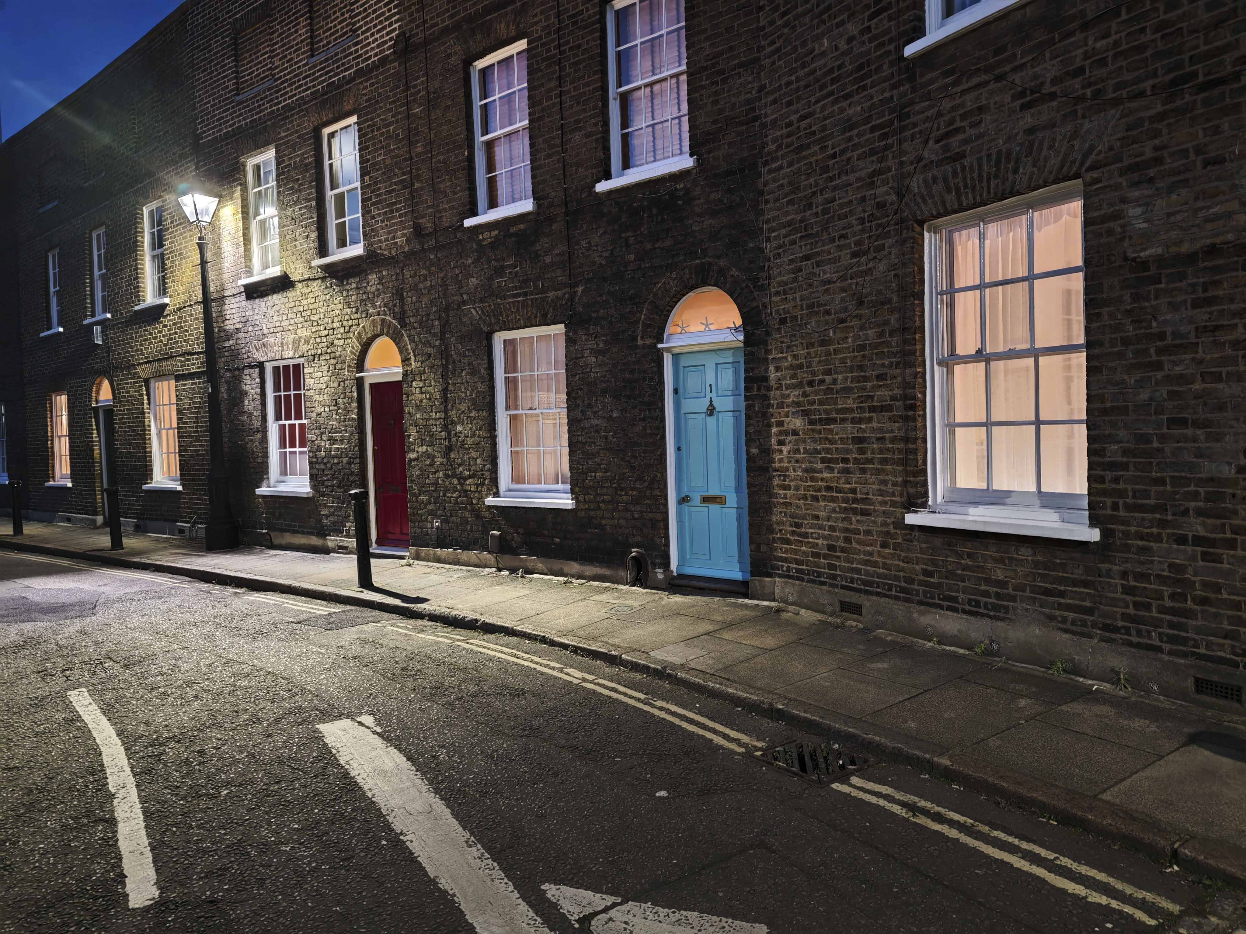 Xiaomi 15 Ultra sample photos; old London Street at night