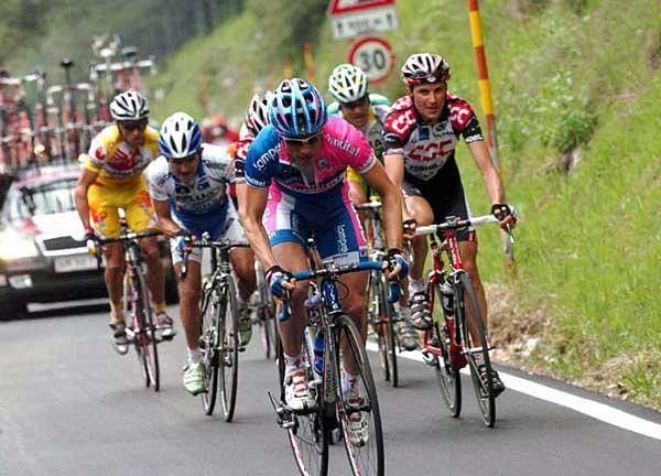 Damiano Cunego attacked